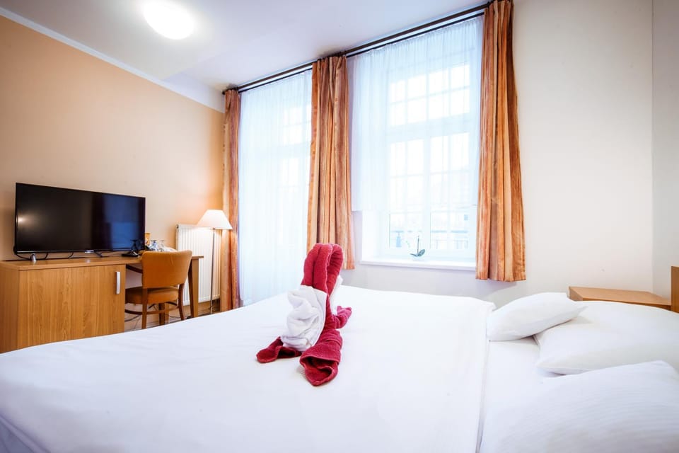 Bed, Bedroom, towels