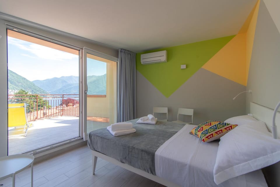 Balcony/Terrace, Bedroom, Lake view