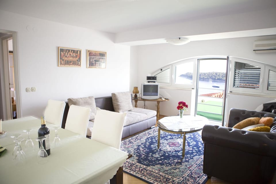 TV and multimedia, Dining area