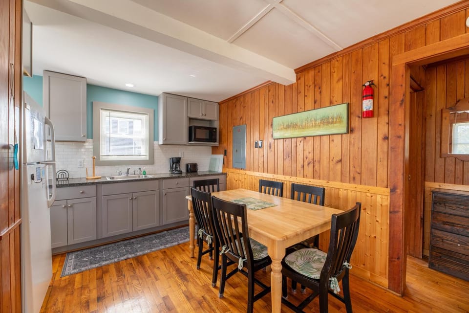 Bennett's Bungalow - S Nags Head MP 17, 30 Yds to Beach, Year Round Flex Stays House in Nags Head