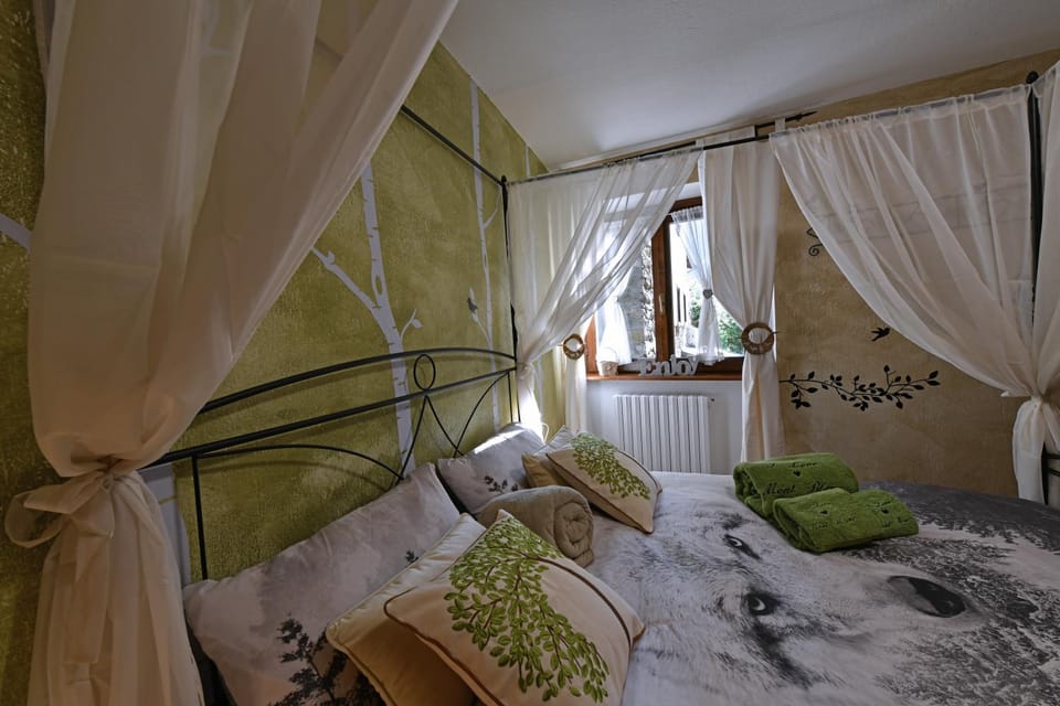 Bed, Day, Property logo or sign, Natural landscape, Other, Photo of the whole room, Decorative detail, Animals, Animals, Bedroom