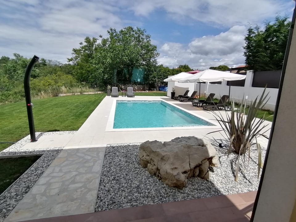 Swimming pool, Swimming pool