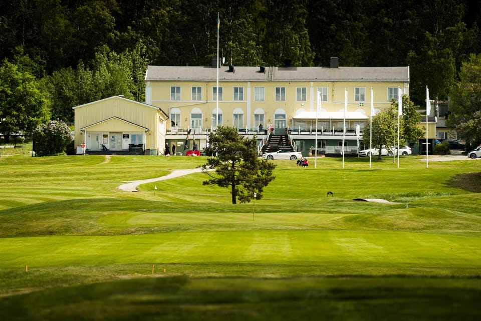 Property building, Golfcourse, Text overlay