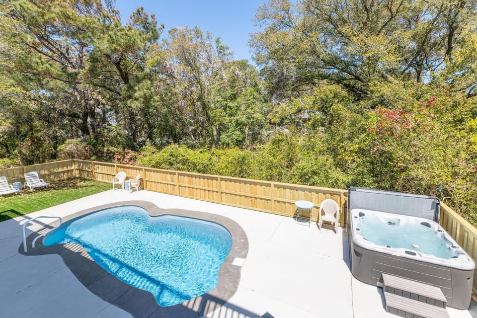 Gone With The Wind - Duck, Gull's Flight, 325 Yds to Beach, Pool, Hot Tub, Pets OK, Quiet St, Flex Stays House in Gulls Flight