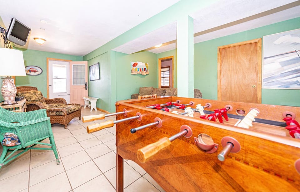 Too Close - KDH MP 6, Ocean Views, 65 Yards to Beach, Foosball, 2 Kitchens, Flex Stays House in Kill Devil Hills
