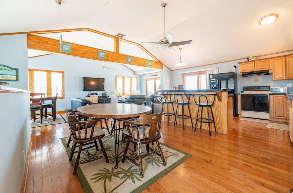 Too Close - KDH MP 6, Ocean Views, 65 Yards to Beach, Foosball, 2 Kitchens, Flex Stays House in Kill Devil Hills
