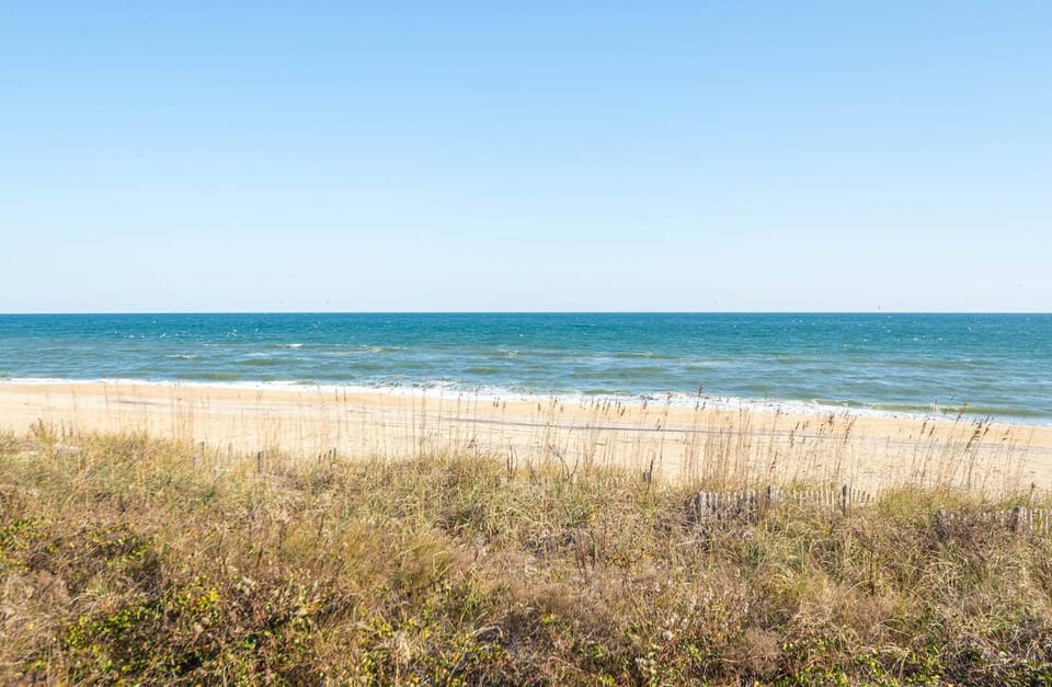 York - Duck, Carolina Dunes, Oceanfront, Ocean View, Hot Tub, Large Decks, Pets OK House in Duck