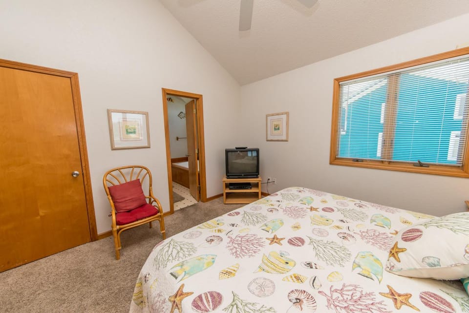 Carolina Moon - Corolla, Whalehead, 50 Yards to Beach, Ocean View, Hot Tub, Fireplace, Pets OK House in Corolla