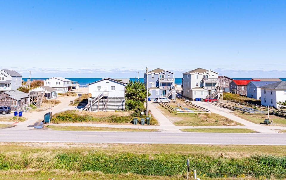 Sea Shellter - S Nags Head, South Creek Acres, 150 Ft to Beach, Elevator, Pool, Hot Tub, Pool Table House in Nags Head