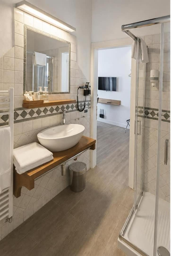 Shower, Bathroom, towels