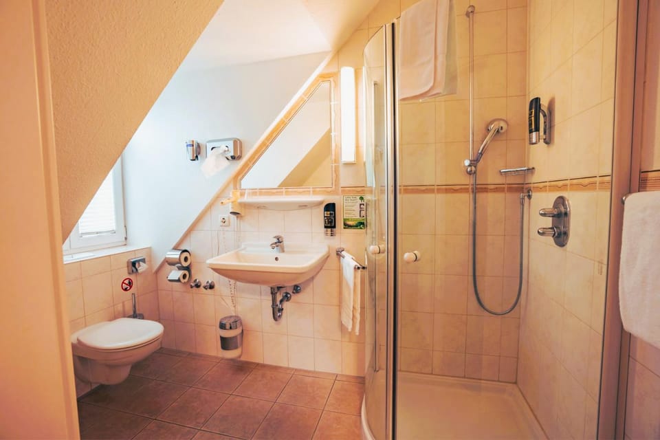 Shower, Toilet
