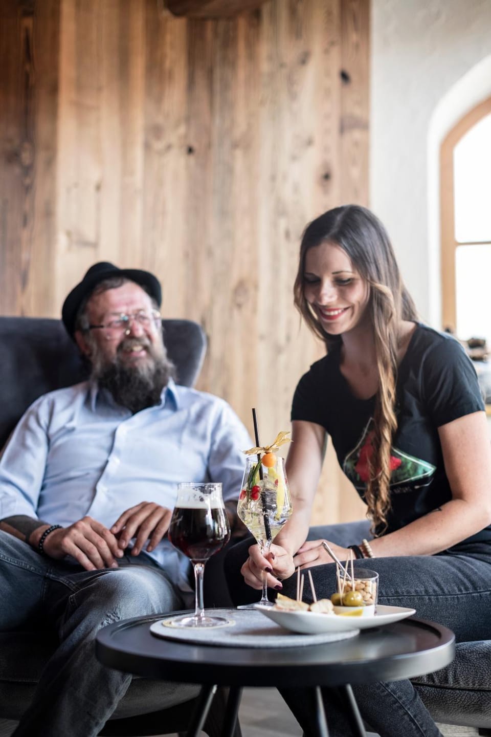 Living room, Seating area, Guests, Drinks