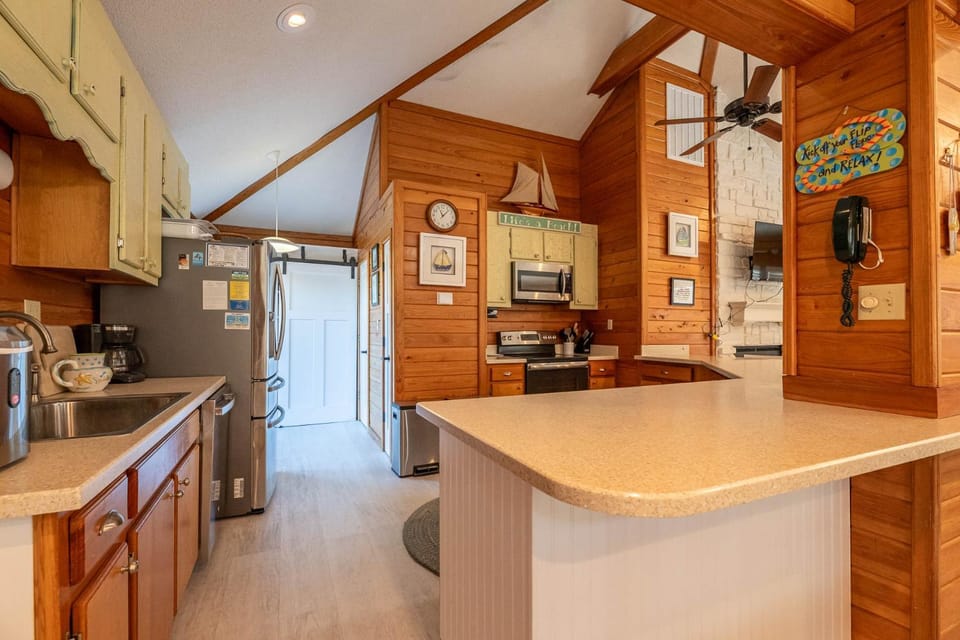 Just For Fun - Duck, Schooner Ridge, Pool Open 4/15, Pool Heat Option, Hot Tub, Close to Downtown House in Schooner Ridge