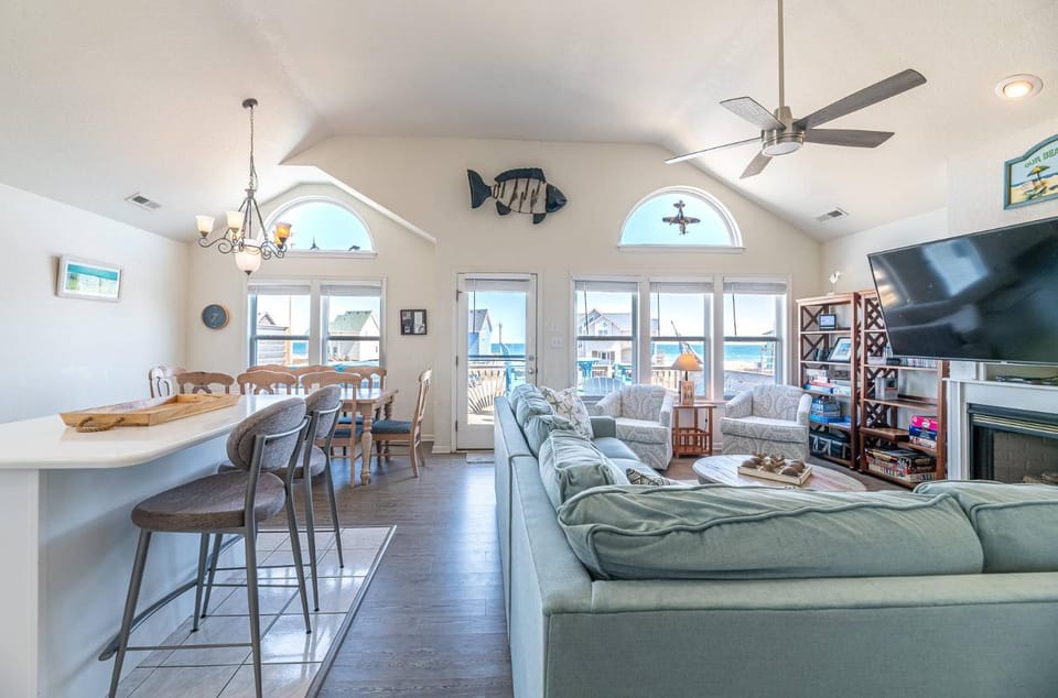 On The Beach - Kitty Hawk, MP 1, Less than 50 Yards to Beach, Ocean View, Pool, Hot Tub, Pets OK House in Southern Shores