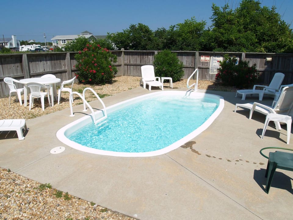 On The Beach - Kitty Hawk, MP 1, Less than 50 Yards to Beach, Ocean View, Pool, Hot Tub, Pets OK House in Southern Shores
