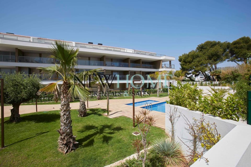 Property building, Day, Garden, Pool view, Swimming pool