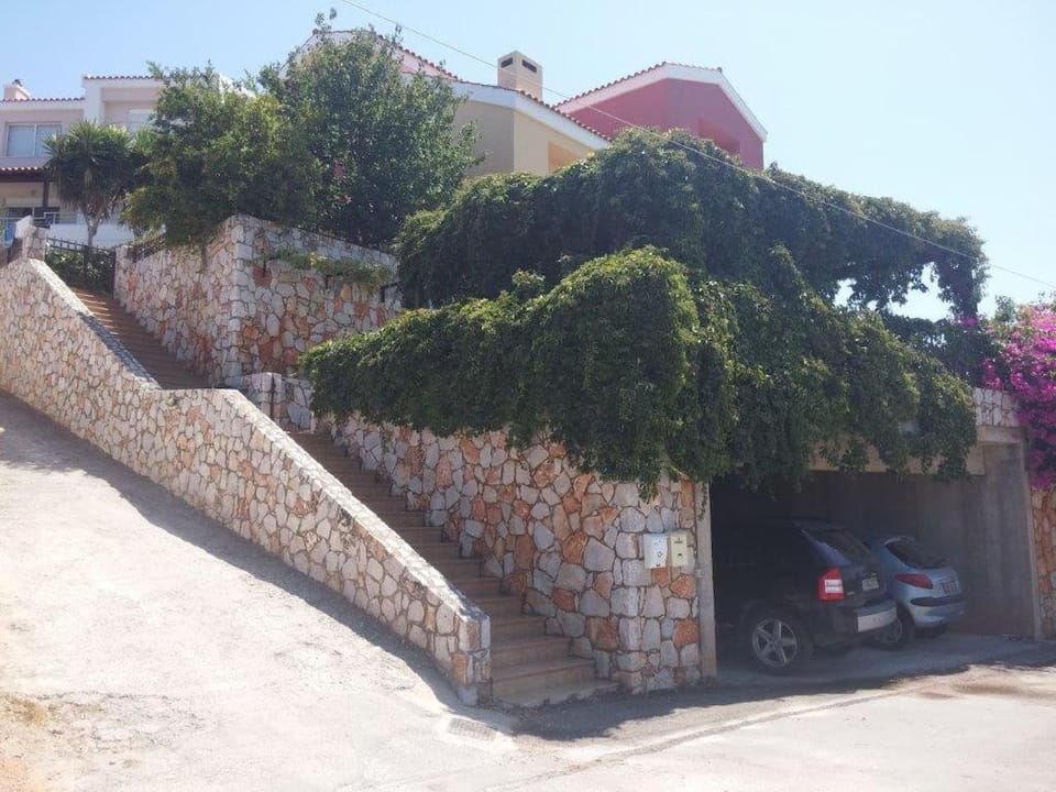 Neighbourhood, Summer, On site
