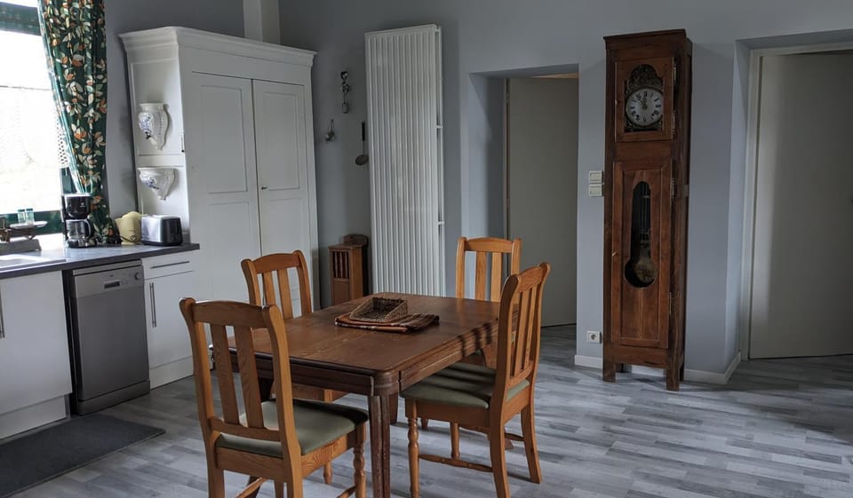 APPART' DU CHEF DE GARE gîte à Gouarec au pied de la Vélodyssée House in Brittany
