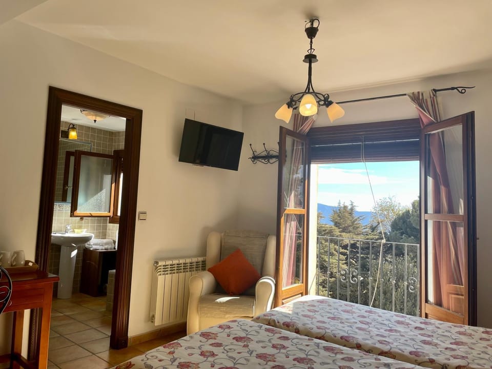Photo of the whole room, Bedroom, Mountain view