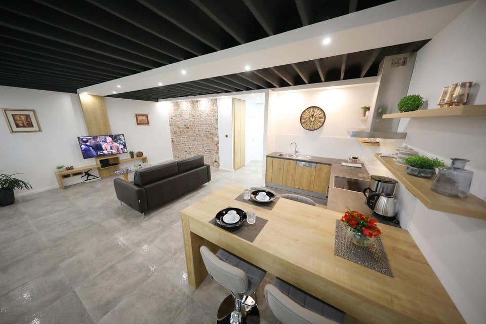 Kitchen or kitchenette, Dining area