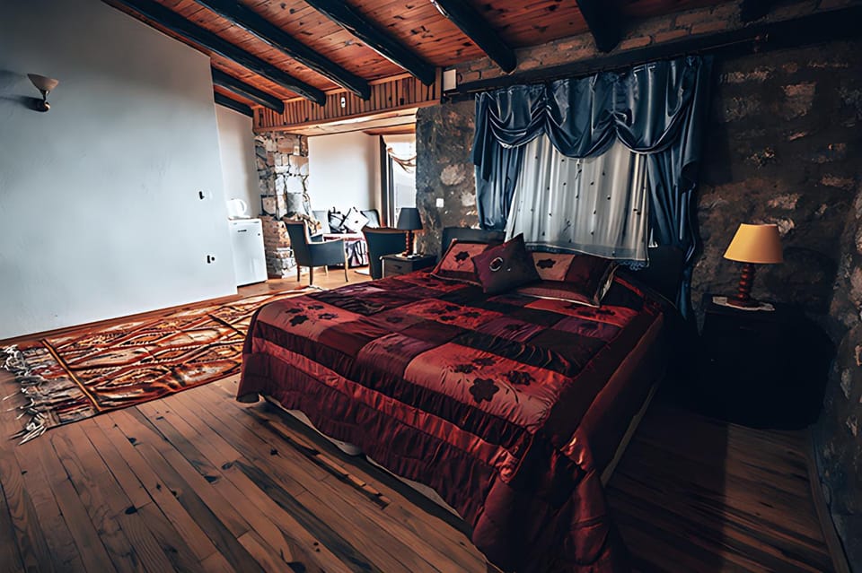 Bed, Seating area