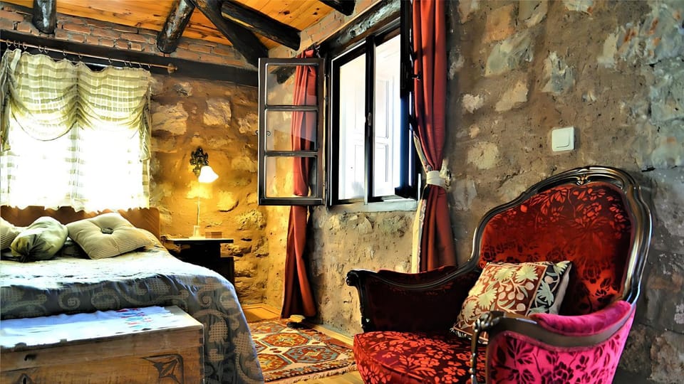 Bed, Seating area
