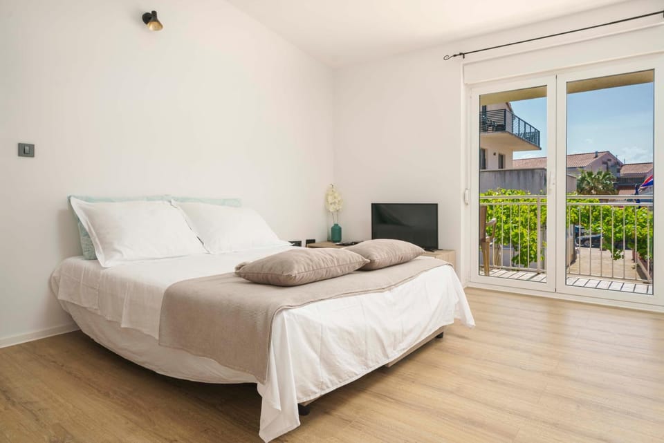 Bed, Living room