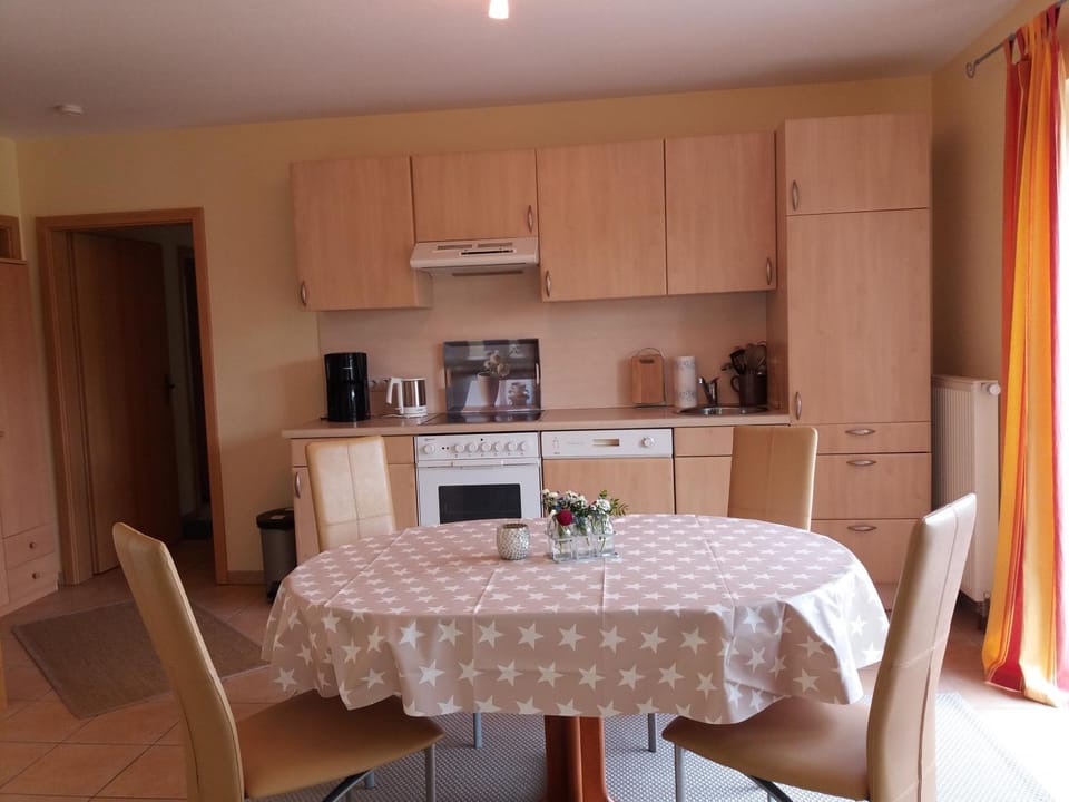 Kitchen or kitchenette, Photo of the whole room, Dining area