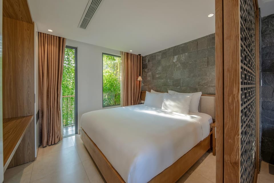 Bed, Pool view