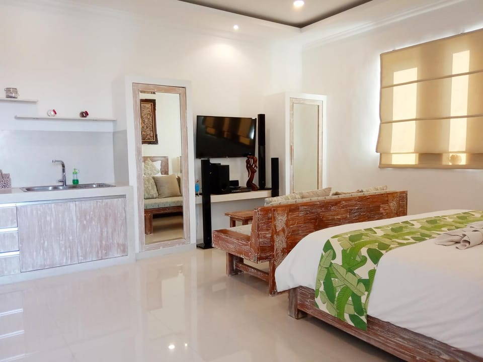 Bed, TV and multimedia, Living room, Seating area, Bedroom