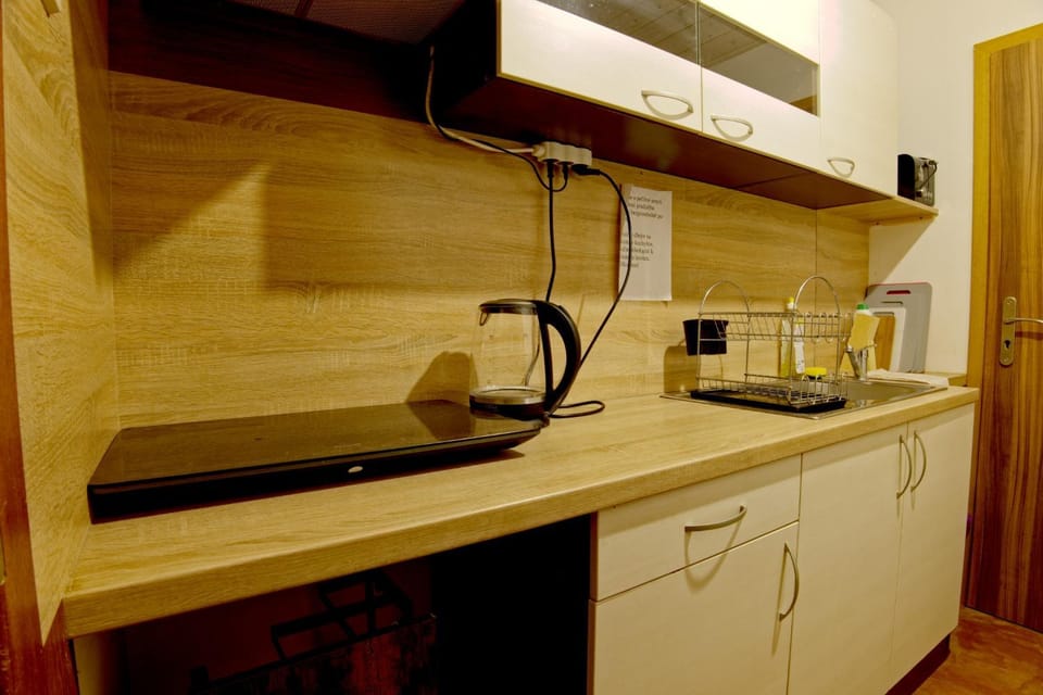 Coffee/tea facilities, Kitchen or kitchenette, stove