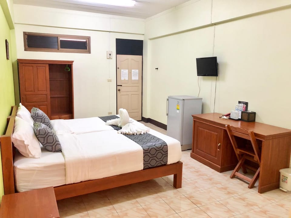 Bed, TV and multimedia, Photo of the whole room, Bedroom