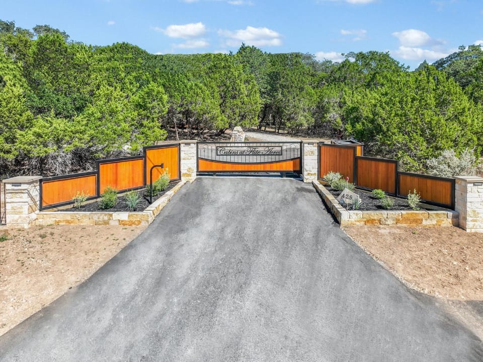 Cabins at Flite Acres - Desert Willow Cabin in Wimberley