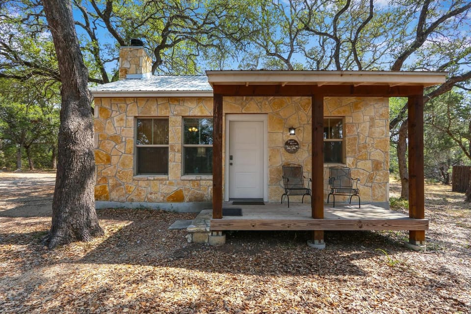 Cabins at Flite Acres - Desert Willow Cabin in Wimberley