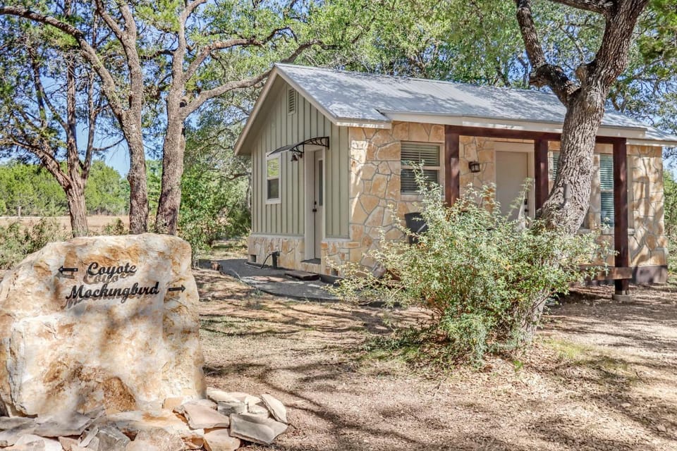 Cabins at Flite Acres - Mockingbird Cabin Cabin in Wimberley