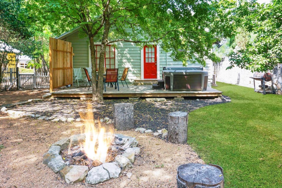 Bungalows on the Square- Unit 1 House in Wimberley