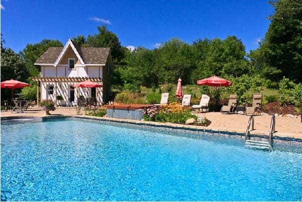 Property building, Day, Swimming pool, Swimming pool