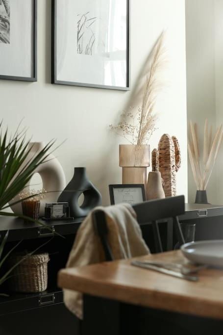 NEW LUXURY for 2024 - Central Plymouth House - Sleeps 10 - Access to Plymouth Town - Close to The Barbican - Pets welcome - Parking Available - By Luxe Living by Sophia House in Plymouth