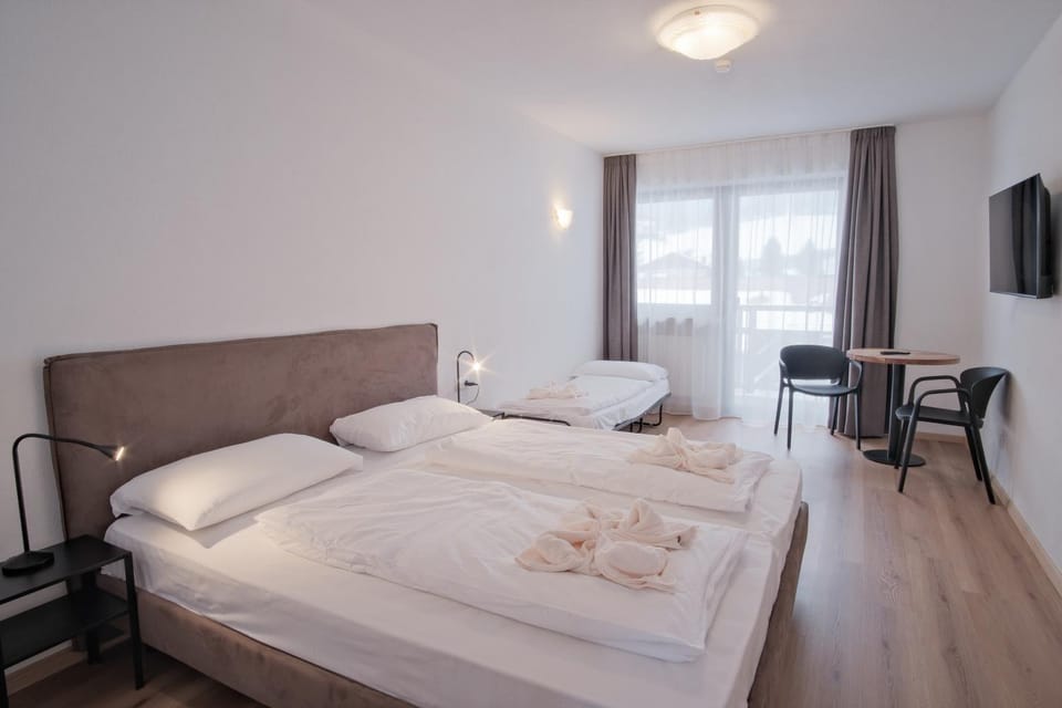 Bed, TV and multimedia, Photo of the whole room, Seating area, Bedroom