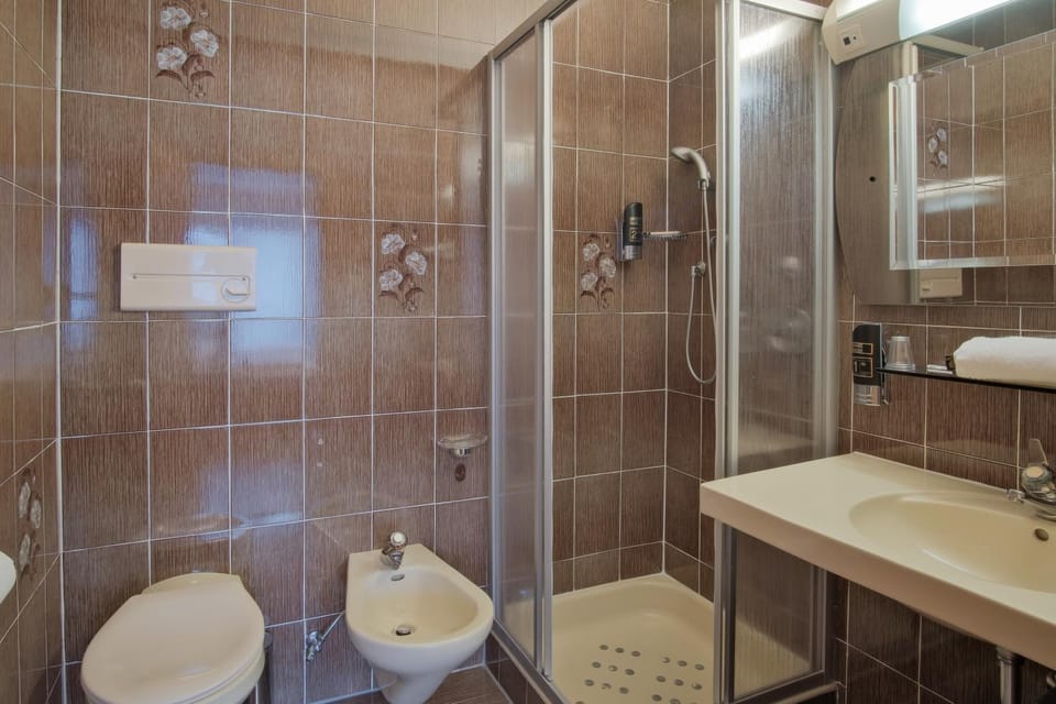 Shower, Toilet, Bathroom, bidet, towels