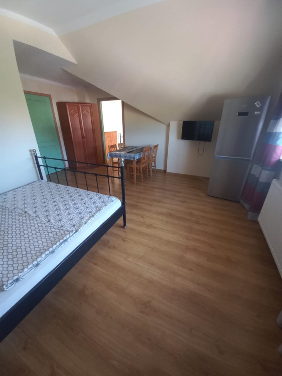 Bed, TV and multimedia, Photo of the whole room, wardrobe