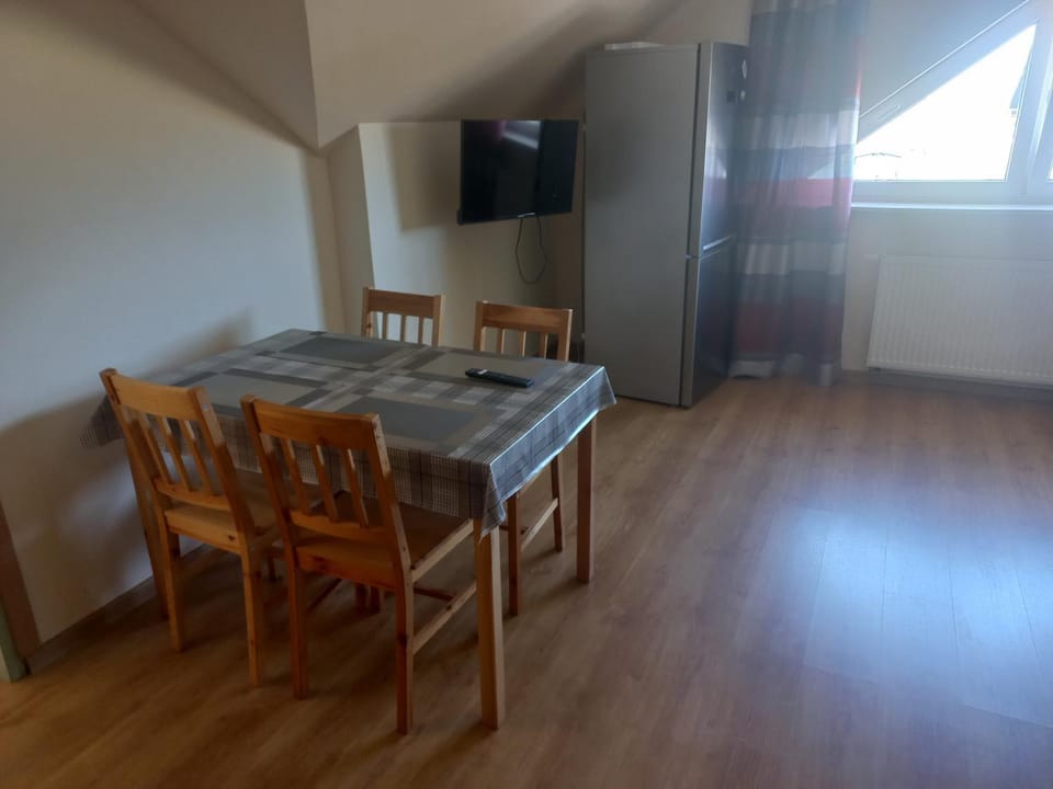 TV and multimedia, Kitchen or kitchenette, Photo of the whole room, Dining area