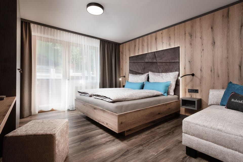 Living room, Bedroom, Mountain view