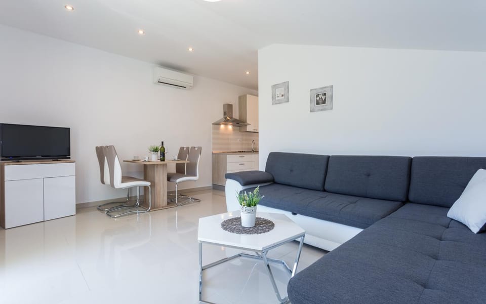 TV and multimedia, Living room, Seating area, Dining area, Alcoholic drinks