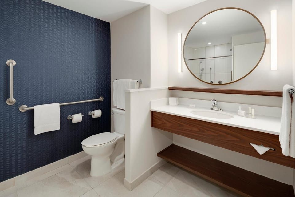 Toilet, Bathroom, towels