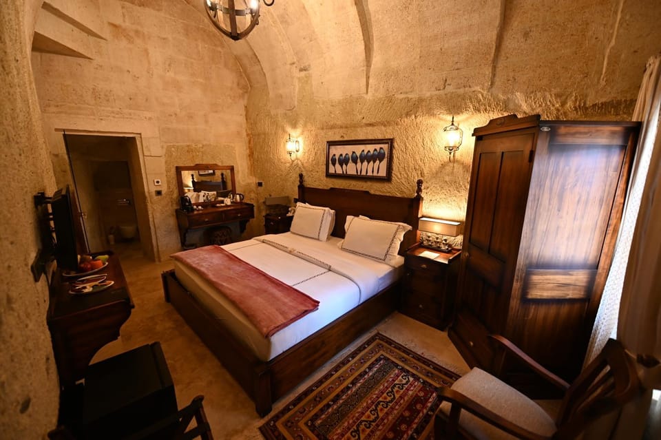 Garden view, Inner courtyard view, furniture, hair dryier, heating, internet, minibar, room service, safe, towels, dryer, air conditioner