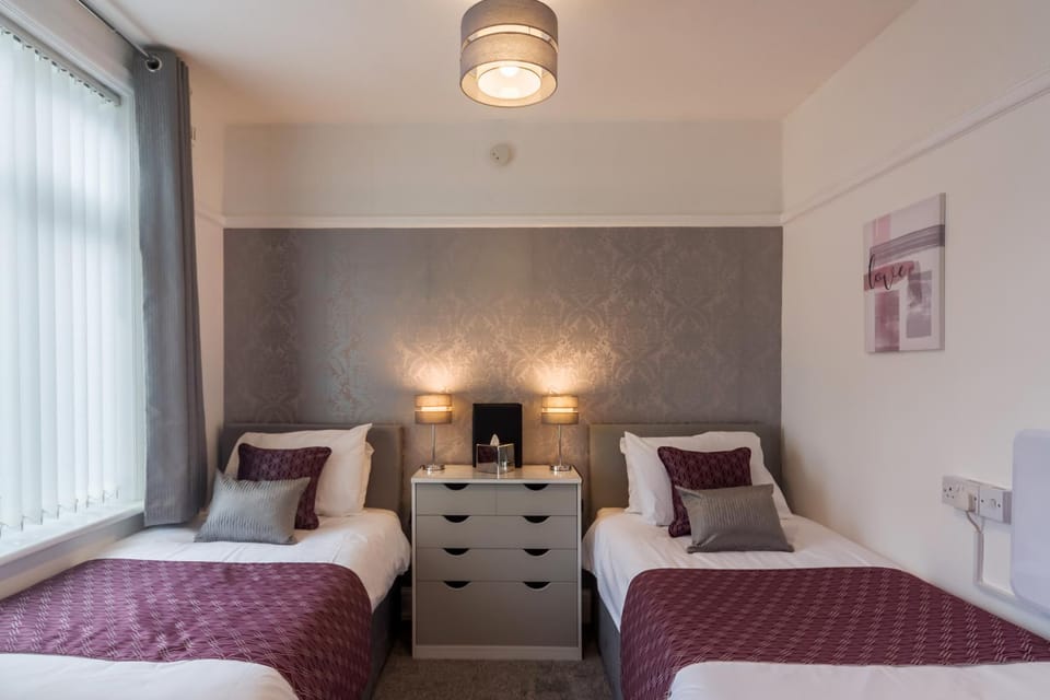 Property building, Bed, Bedroom