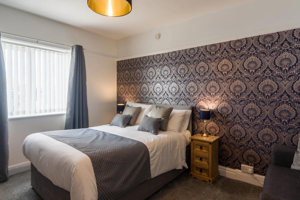 Property building, Bed, Bedroom