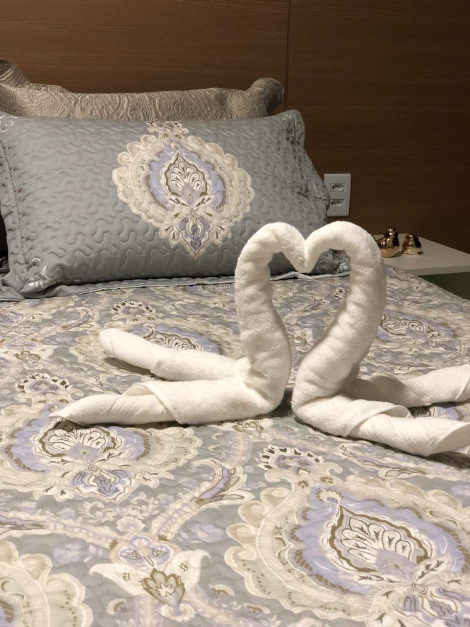 Bed, Bedroom, towels