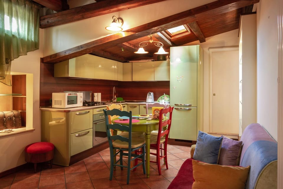 Kitchen or kitchenette, Dining area